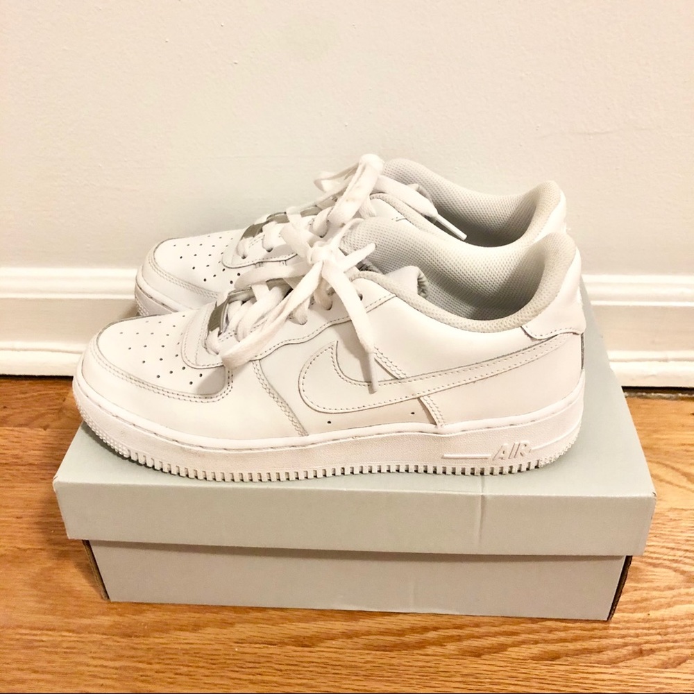 *SOLD!* White Nike Air Force 1’s